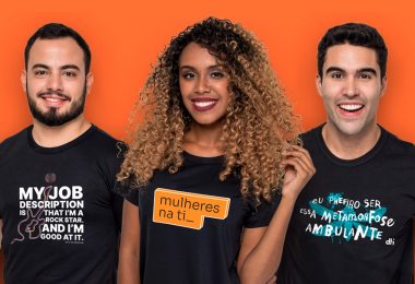 três pessoas com camisetas divertidas de empresas - dti, Inter e Rock Content