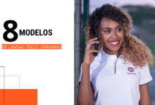 Mulher negra ao telefone com uniforme para ilustrar texto sobre uniforme polo feminino